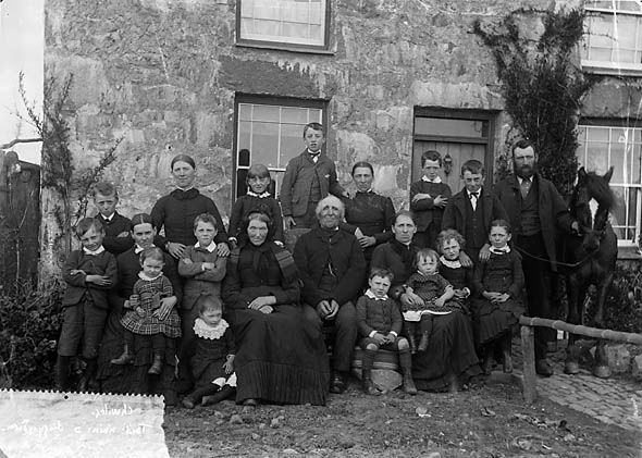 large_family_group_chwilog_nlw3363021